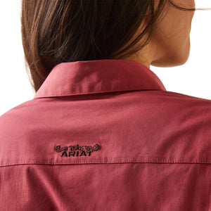 Ariat Women's Wrinkle Resist Team Kirby Stretch Shirt, Earth Red/ Pony
